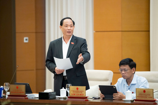 Luật AI: Quản lý quá chặt sẽ kìm hãm sự phát triển