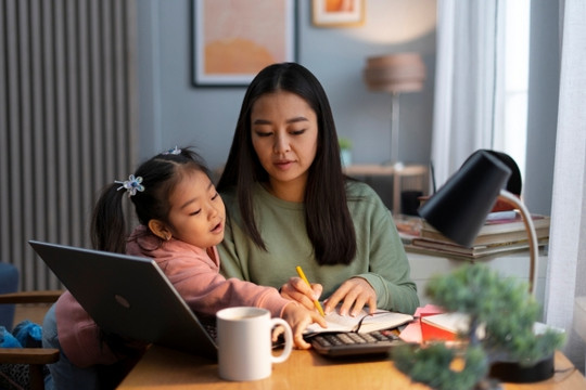 Hệ sinh thái ứng dụng chăm con và áp lực làm mẹ hoàn hảo