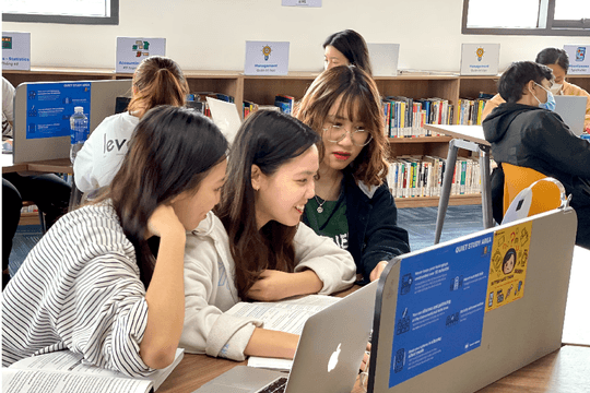 Giáo dục đại học: Phục vụ khách hàng hay phát triển con người?