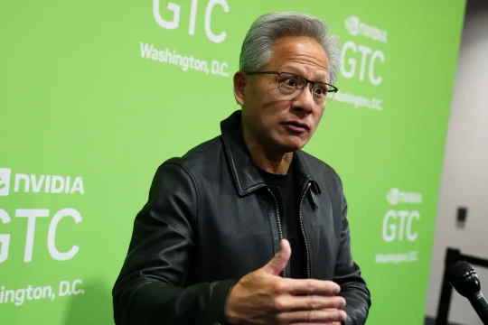 CEO Nvidia khuyên nhân viên dùng AI cho mọi nhiệm vụ, đừng sợ mất việc