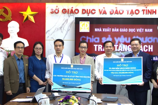 NXB Giáo dục Việt Nam: Trao tặng hơn 117.000 bản SGK cho học sinh vùng lũ