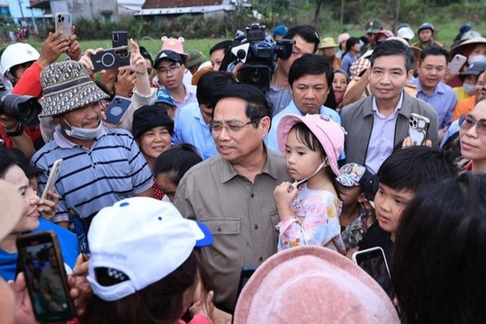 Thủ tướng yêu cầu ổn định đời sống người dân bị ảnh hưởng do mưa lũ trước Tết Nguyên đán