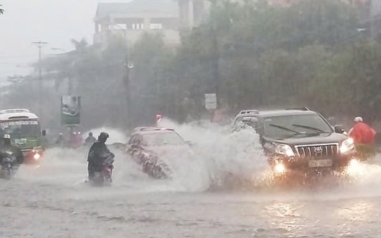 Bão số 15 suy yếu thành áp thấp nhiệt đới, Nam Trung Bộ chuẩn bị mưa lớn dồn dập