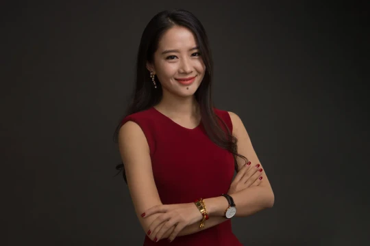 Hành trình từ MC truyền hình trở thành bóng hồng quyền lực trong giới tiền mã hóa của Yi He