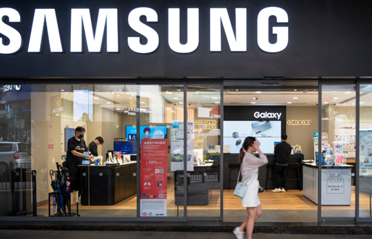 Samsung sắp ra mắt điện thoại gập, màn hình vuông cạnh tranh iPhone Fold