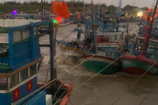 Nước lũ cuốn trôi tàu thuyền ở Lâm Đồng