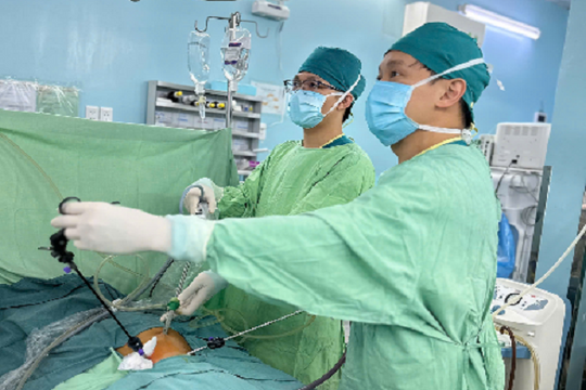Bé 3 tuổi nguy kịch vì ruột thừa vỡ 10 ngày được cứu bằng nội soi