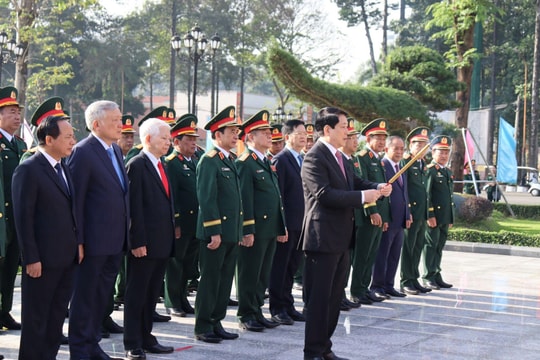 Chủ tịch nước Lương Cường dâng hương tưởng niệm Bác Hồ tại Bộ Tư lệnh Quân khu 7