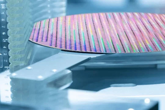 Intel dùng công cụ sản xuất chip của hãng có đơn vị ở Trung Quốc bị Mỹ trừng phạt