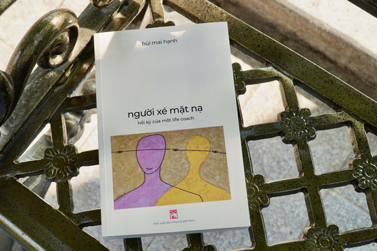 'Người xé mặt nạ' - Một hồi ký ám ảnh