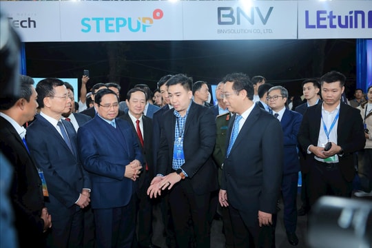 Thủ tướng thăm các gian hàng đêm khai mạc TECHFEST 2025