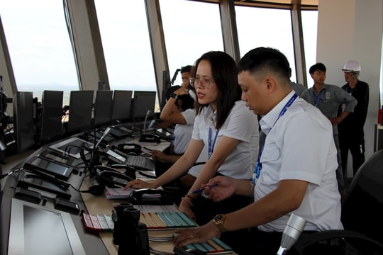 Bên trong tháp không lưu Long Thành khi chuyến bay lịch sử hạ cánh