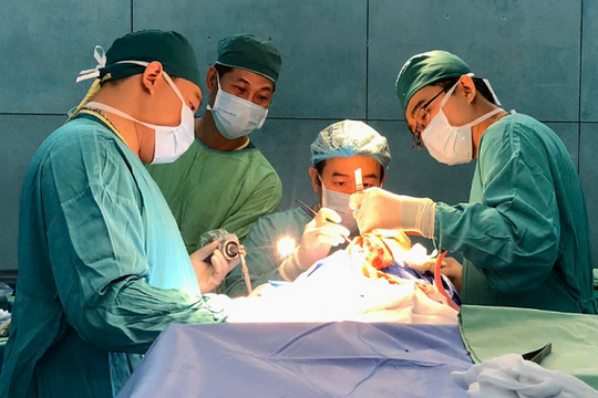 Phẫu thuật dính khớp sọ bằng nội soi: Hai đường rạch cứu não trẻ 4 tháng tuổi