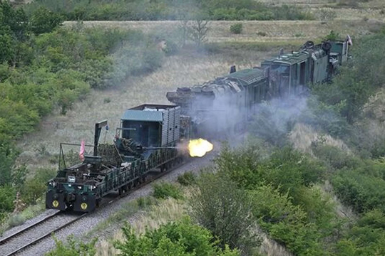 Tin vũ khí hôm nay 17.12: Tàu hỏa bọc thép Nga bị UAV Ukraine bủa vây, AI được tung ra ứng cứu