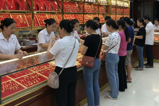 Giá vàng hôm nay 12.3: Nghịch lý 'càng cao càng mua' và rủi ro rình rập