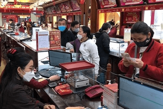 Giá vàng hôm nay 20.12: 'Đóng băng' ở vùng đỉnh 156,4 triệu, thị trường 'nín thở' đợi