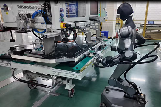 Nhà sản xuất pin EV hàng đầu thế giới dùng robot hình người trong dây chuyền sản xuất