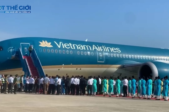 Video: Chuyến bay đầu tiên chở khách hạ cánh xuống sân bay Long Thành