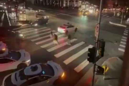 Taxi tự lái nhốt khách trong xe khi mất điện