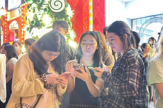 Video Giáng sinh TP.HCM: Trung tâm check-in và xóm đạo rộn ràng