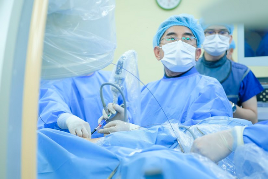 Không dao kéo, không máu me: Laser đổi thay phẫu thuật tiết niệu