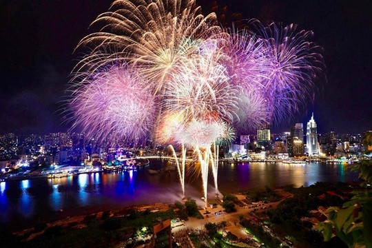 Hà Nội và TP.HCM đều bắn pháo hoa đón năm mới 2026