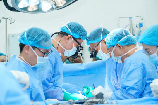 Trái tim “hồi sinh” giữa thời khắc năm mới: Cuộc chạy đua tử thần trên bàn mổ xuyên đêm