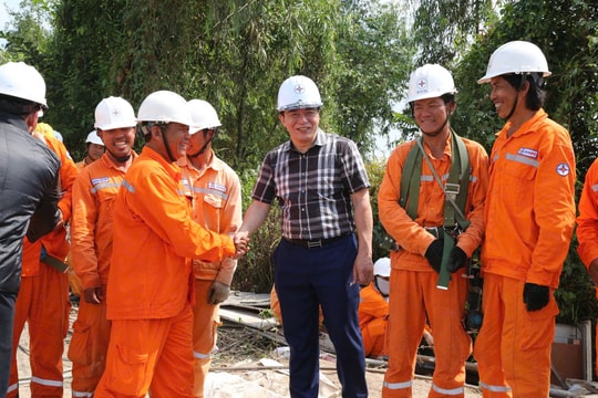 Ngành điện miền Nam bám công trường xuyên Tết