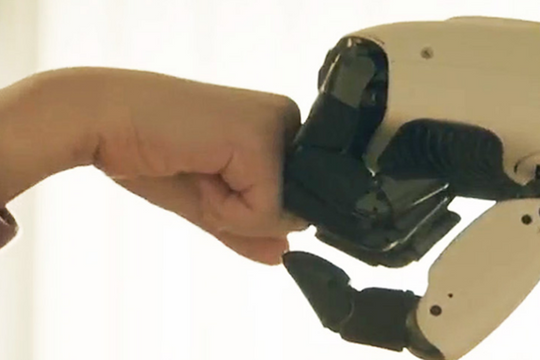 LG chen chân vào thị trường robot hình người