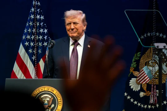Ông Trump chặn HieFo mua mảng chip của Emcore vì liên quan đến Trung Quốc