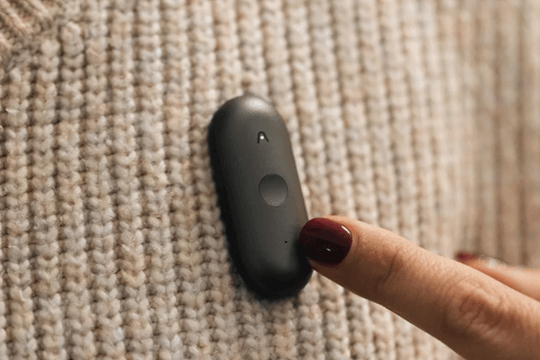 CES 2026: Không sợ bỏ qua nội dung trò chuyện nhờ ghim cài áo ghi chú AI