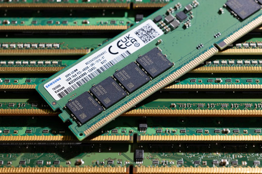 Samsung Electronics lội ngược dòng nhờ chip nhớ đời cũ