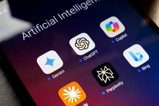 ChatGPT có 5,5 tỉ lượt truy cập web/tháng nhưng OpenAI phải lo lắng