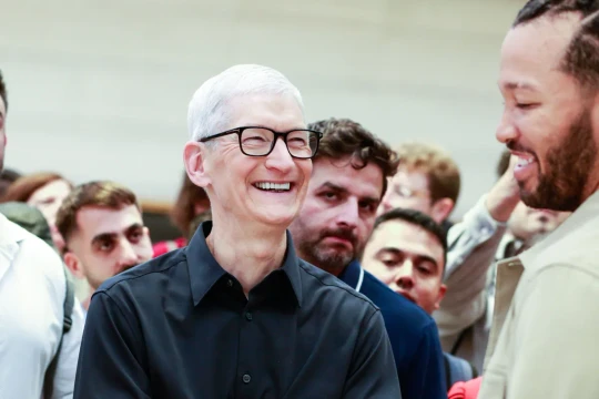 Thu nhập 2025 của Tim Cook cao hơn Jensen Huang, thấp hơn Satya Nadella