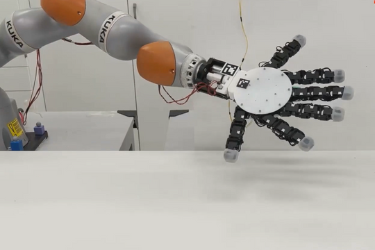 Robot hình người có thể tháo rời tay, 'bò' như sinh vật sống