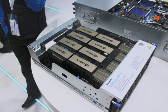 Các hãng AI Trung Quốc săn Nvidia H200 từ chợ đen hay dùng chip nội địa yếu hơn?