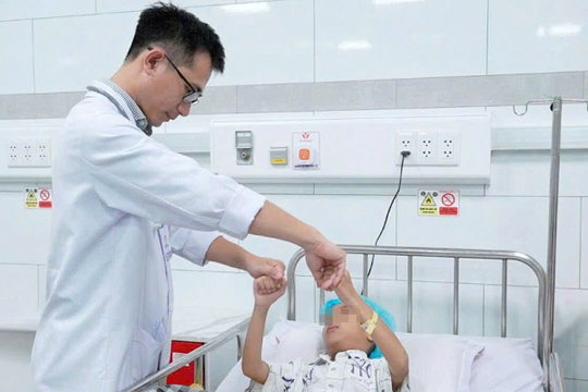 Bé trai 7 tuổi đột quỵ do AVM: ‘Kẻ giấu mặt’ gây xuất huyết não