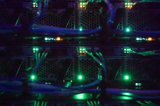 CEO hàng đầu ngành bán dẫn: Giá chip nhớ tăng cao sẽ kéo dài đến 2027