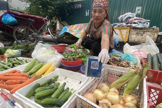 Giao dịch ATM chạm đáy, từ trà đá đến hàng rau đều quét mã QR