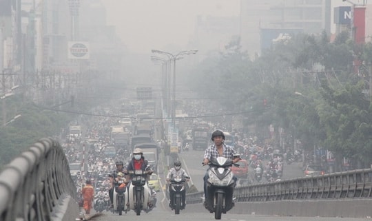 Không khí Hà Nội vẫn ở mức xấu, người dân 'nghẹt thở' trong sương mù