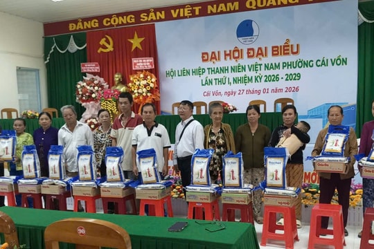 30 phần quà tết cho bà con nghèo ở phường Cái Vồn