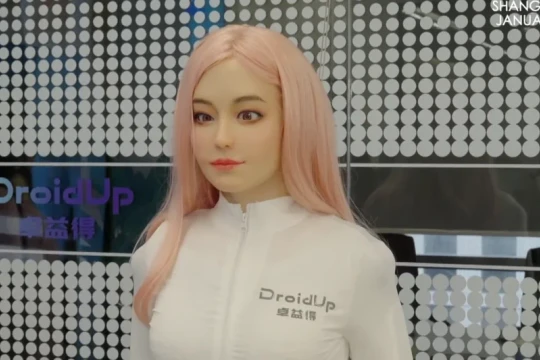 DroidUp trình làng robot hình người có cơ bắp, thân nhiệt, biết giao tiếp ánh mắt như người thật