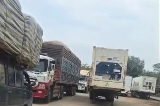 Doanh nghiệp 'ngồi trên đống lửa' do hàng hóa nhập khẩu ách tắc cận Tết