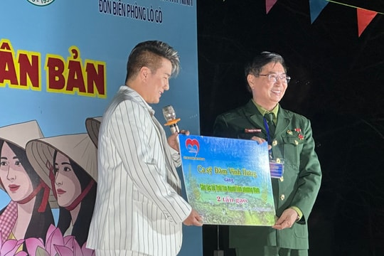 Đàm Vĩnh Hưng cùng nghệ sĩ TP.HCM mang mùa xuân nghĩa tình đến biên giới Lò Gò