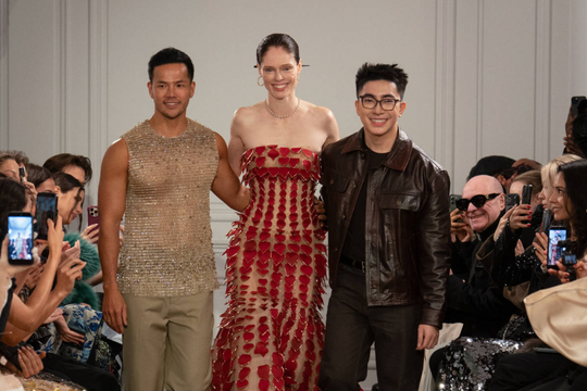 Nhìn lại BST 'Cành vàng lá ngọc' và khoảnh khắc lịch sử của thời trang Việt tại Paris Haute Couture Week