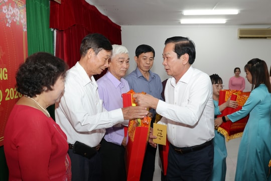 Bộ trưởng Đỗ Thanh Bình tặng quà, chỉ đạo chăm lo người có công tại Cần Thơ