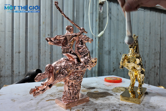 Cận cảnh chế tác linh vật ngựa dát vàng 'hot' nhất Tết Bính Ngọ 2026