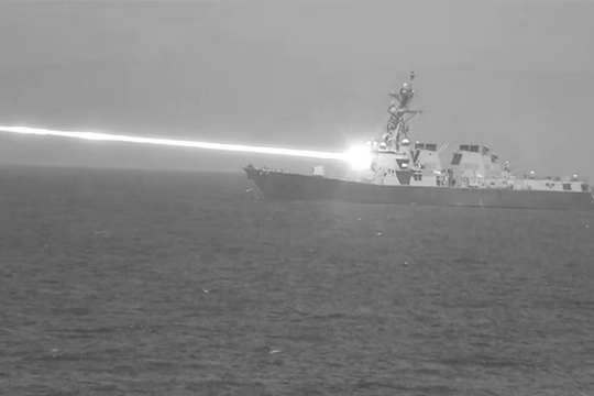 Tin vũ khí hôm nay 4.2: Mỹ thử nghiệm thành công vũ khí laser diệt UAV trên biển