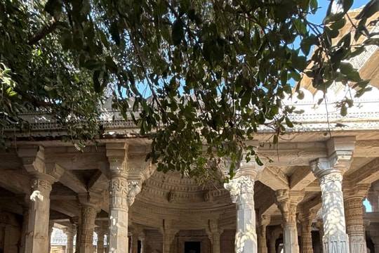 Bên trong đền Ranakpur ở Ấn Độ: 'Cuộc thí nghiệm' ánh sáng bằng đá cẩm thạch