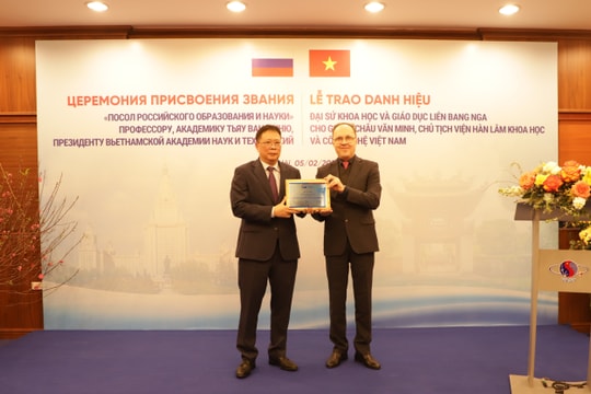 GS Châu Văn Minh nhận danh hiệu Đại sứ Khoa học và giáo dục Liên bang Nga
